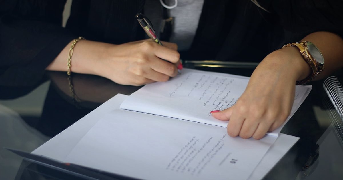 Dropshipping Nedir Nasıl Yapılır 2026: Stoksuz Satışla Kârınızı Maksimize Edin! - legal documents being signed by a notary