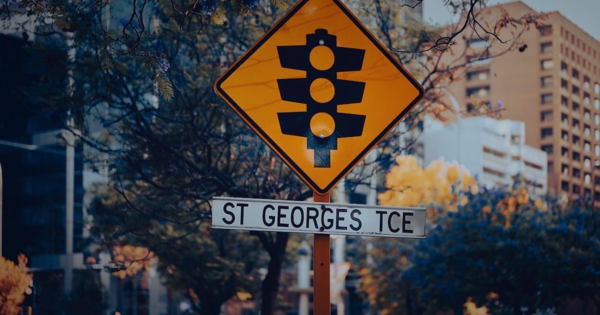 Dropshipping Nedir? Nasıl Yapılır? 2026 Tam Rehberiniz - split road sign pointing to 'Pros' and 'Cons'