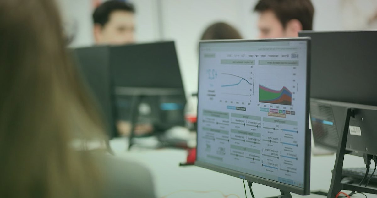 Dropshipping Nedir? Nasıl Yapılır? 2026 Tam Rehberiniz - person analyzing sales charts on multiple screens