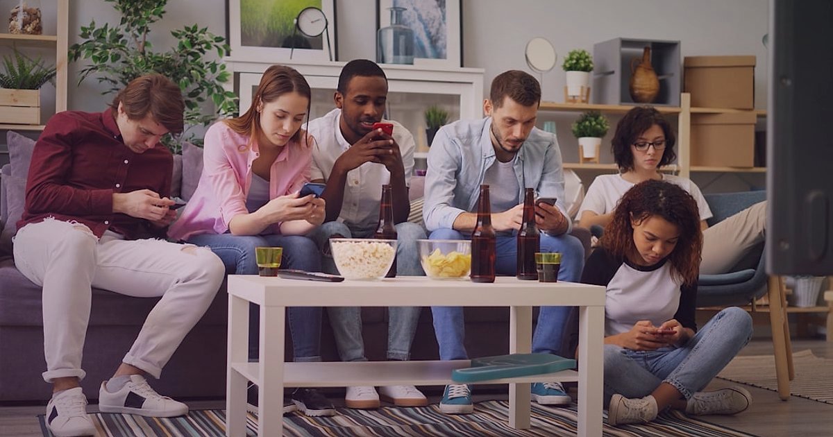 Dropshipping Nedir? Nasıl Yapılır? 2026 Tam Rehberiniz - diverse group of people interacting on social media platforms