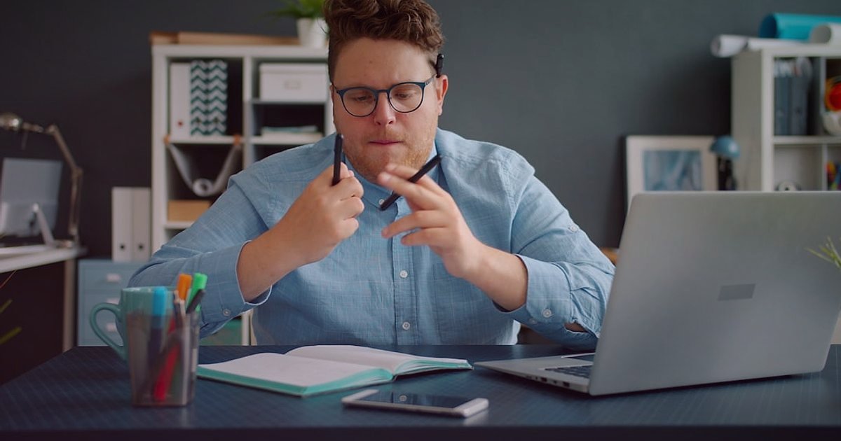 Dropshipping Nedir? Nasıl Yapılır? 2026 Tam Rehberiniz - person reviewing financial statements and charts on a desk