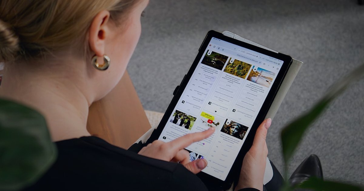 Dropshipping Rehberi 2026: Stoksuz Satışla Dijital Ticarette Zirveye Ulaşın! - entrepreneur examining product catalog on tablet