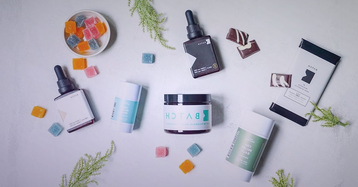 Dropshipping Rehberi 2026: Stoksuz Satışla Dijital Ticarette Zirveye Ulaşın! - diverse product samples arranged on a clean white surface