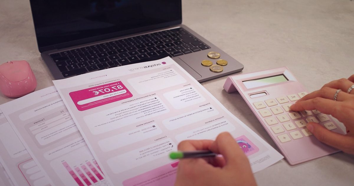 Dropshipping Rehberi 2026: Stoksuz Satışla Dijital Ticarette Zirveye Ulaşın! - person calculating with a calculator and financial documents