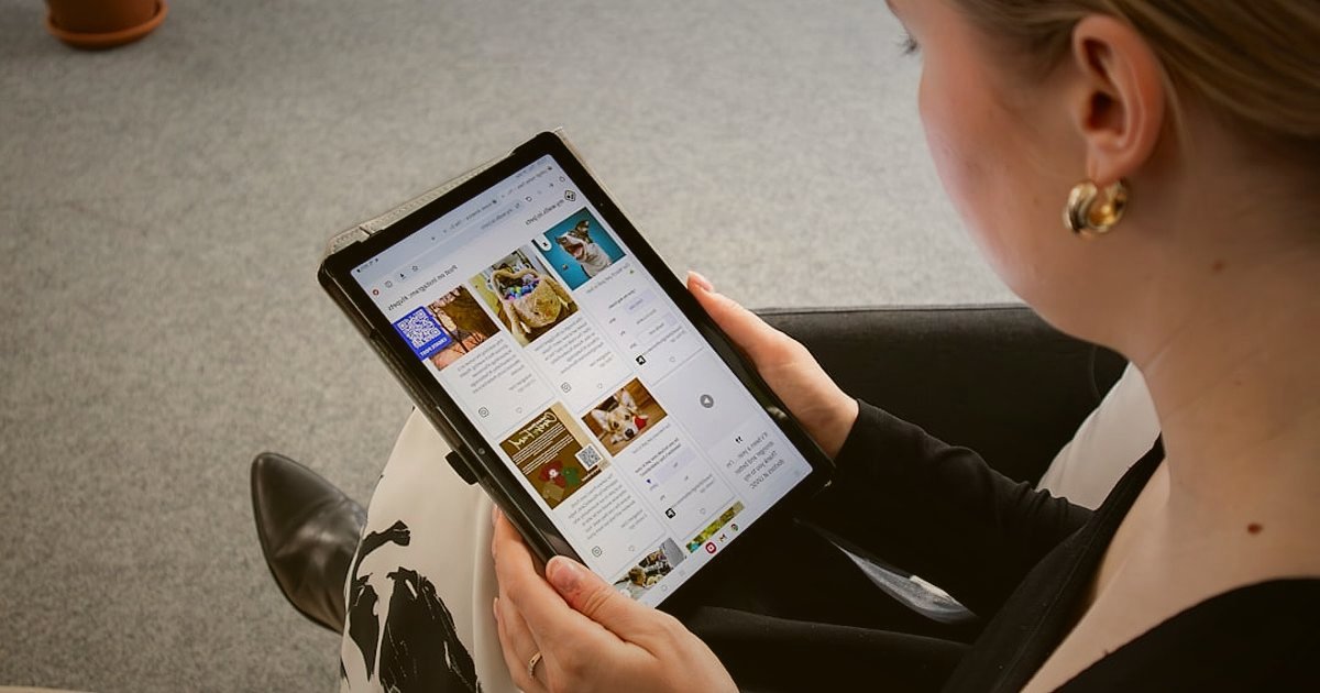 Dropshipping Rehberi 2026: Stoksuz Satışla Kârınızı Katlayın! - woman browsing colorful online store on tablet