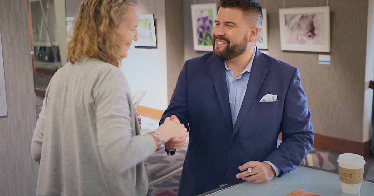 Dropshipping Rehberi 2026: Stoksuz Satışla Kârınızı Katlayın! - handshake over a table with product samples