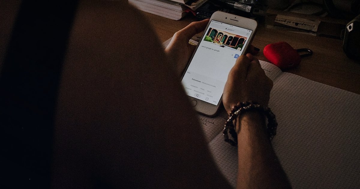 Dropshipping Rehberi 2026: Stoksuz Satışla Kârınızı Katlayın! - person creating social media content on a smartphone