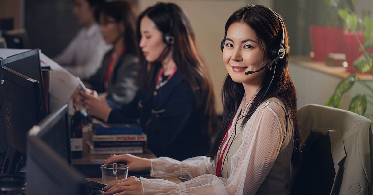 Dropshipping Rehberi 2026: Stoksuz Satışla Kârınızı Katlayın! - customer service representative smiling on headset at desk