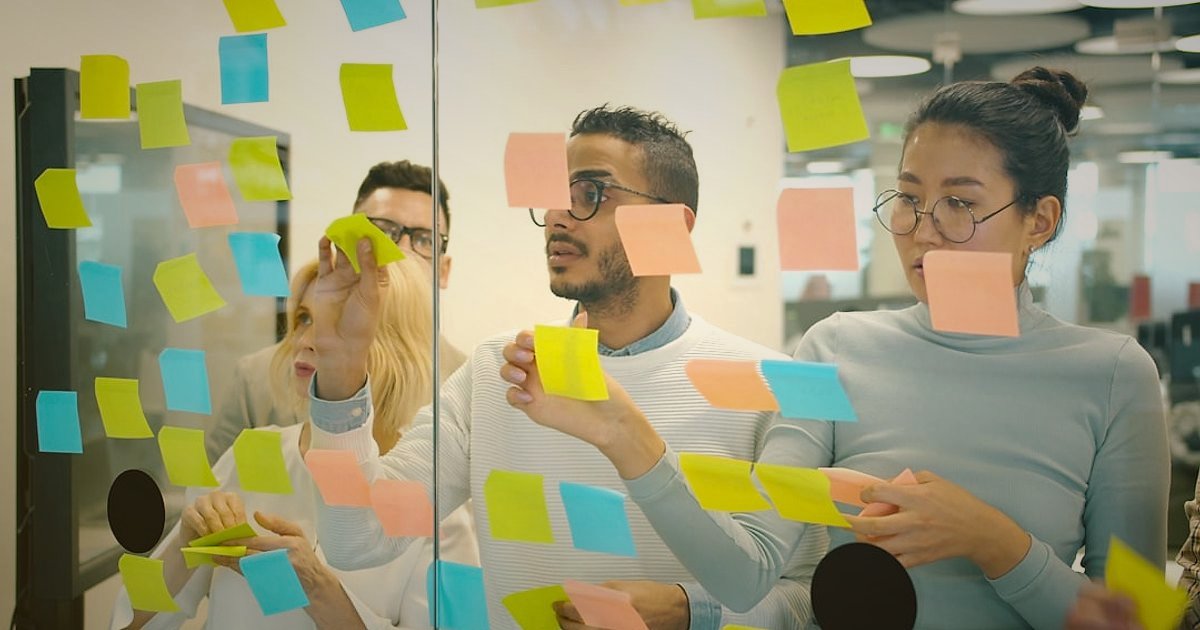 Dropshipping Riskleri ve Fırsatları 2026: Bilinçli Başlangıç Rehberi - diverse group of people brainstorming digital strategy whiteboard