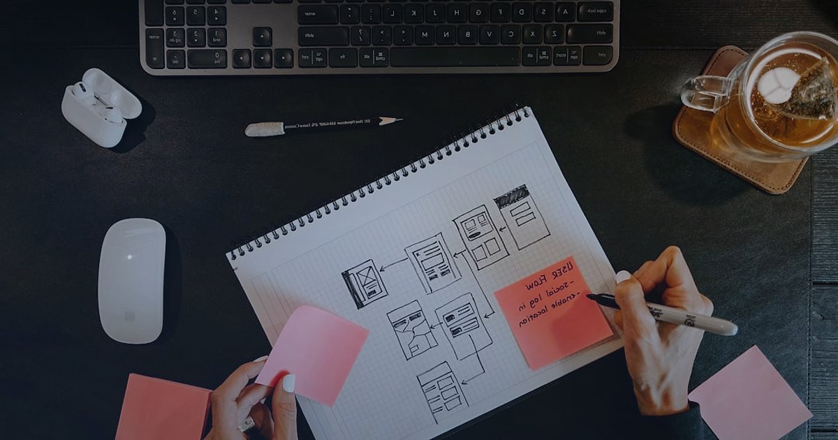 Dropshipping Riskleri ve Fırsatları 2026: Bilinçli Başlangıç Rehberi - person meticulously organizing product samples on a desk