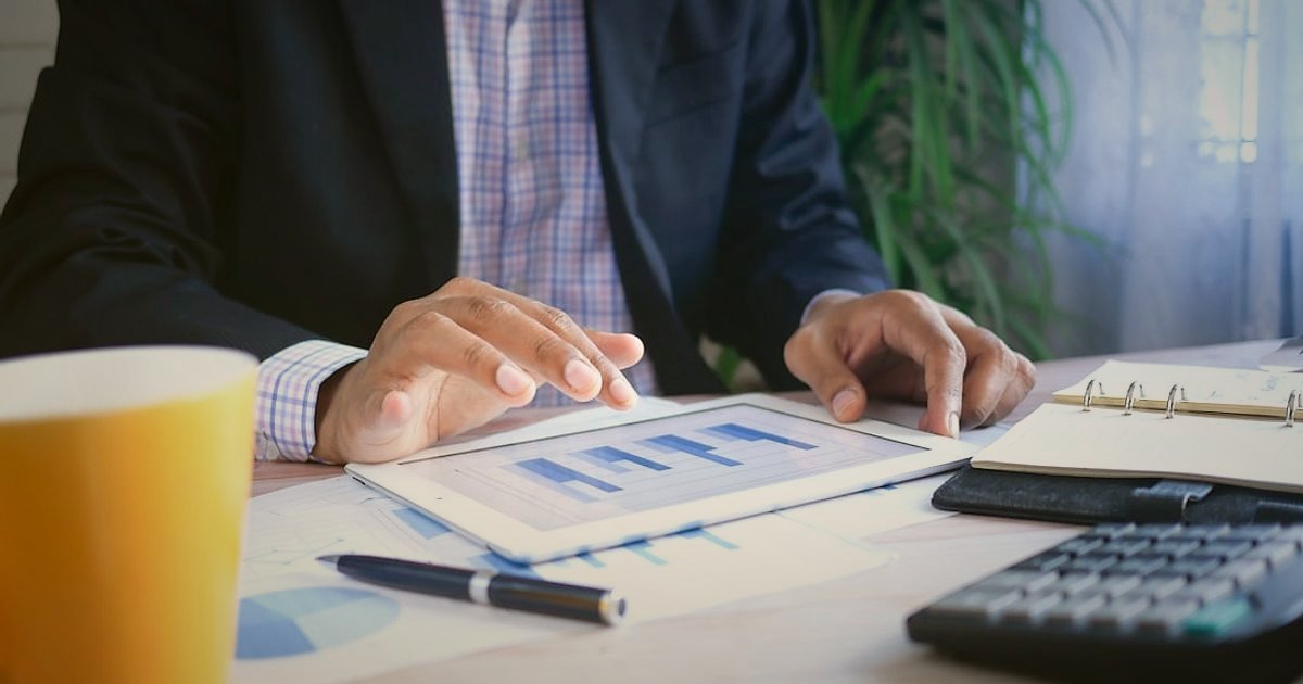 Dropshipping Riskleri ve Fırsatları 2026: Bilinçli Başlangıç Rehberi - financial analyst reviewing spreadsheet with charts