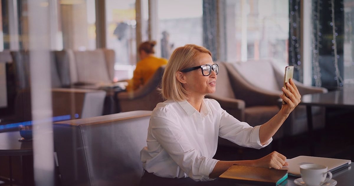 Dropshipping Sektöründe Yenilikler: 2026'da E-Ticaretin Geleceği - Woman using smartphone augmented reality app trying on glasses