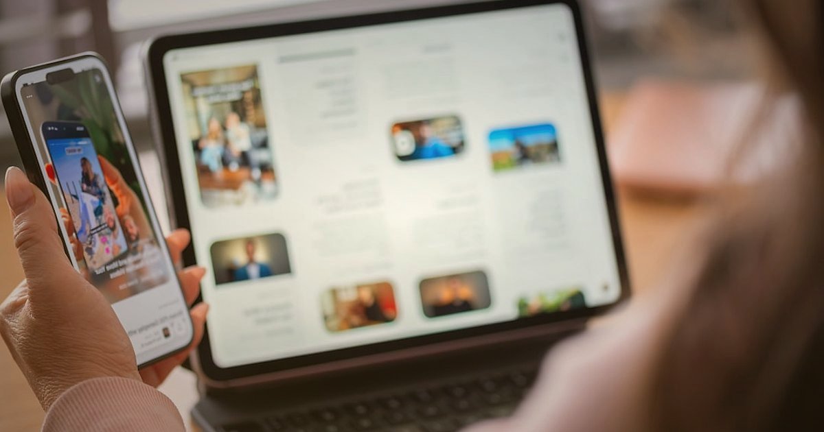 Dropshipping Sektöründe Yenilikler: 2026'da E-Ticaretin Geleceği - Person holding smartphone browsing online store