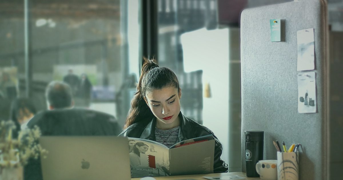 Dropshipping Şirketleri 2026: Güvenilir Partnerlerle Karlı Bir E-Ticaret İmparatorluğu Kurun - woman examining product catalog laptop desk