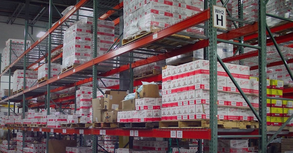 Dropshipping Şirketleri 2026: Güvenilir Partnerlerle Karlı Bir E-Ticaret İmparatorluğu Kurun - diverse product packaging stacked neatly warehouse