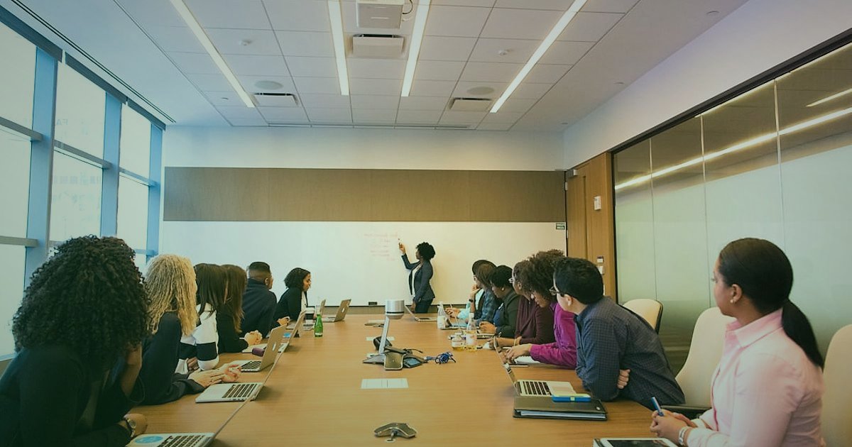 Dropshipping Şirketleri 2026: Güvenilir Partnerlerle Karlı Bir E-Ticaret İmparatorluğu Kurun - diverse team members collaborating office meeting room