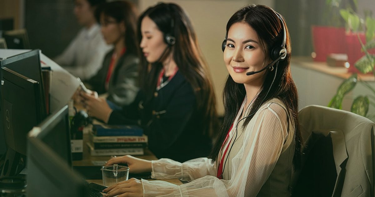Dropshipping Şirketleri 2026: Güvenilir Partnerlerle Karlı Bir E-Ticaret İmparatorluğu Kurun - customer service representative smiling headset office