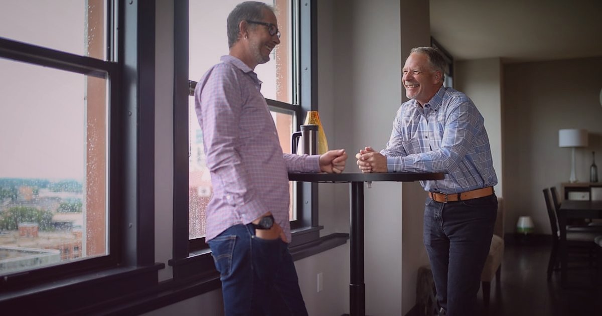 Dropshipping Şirketleri 2026: Güvenilir Partnerlerle Karlı Bir E-Ticaret İmparatorluğu Kurun - handshake between two business people modern office
