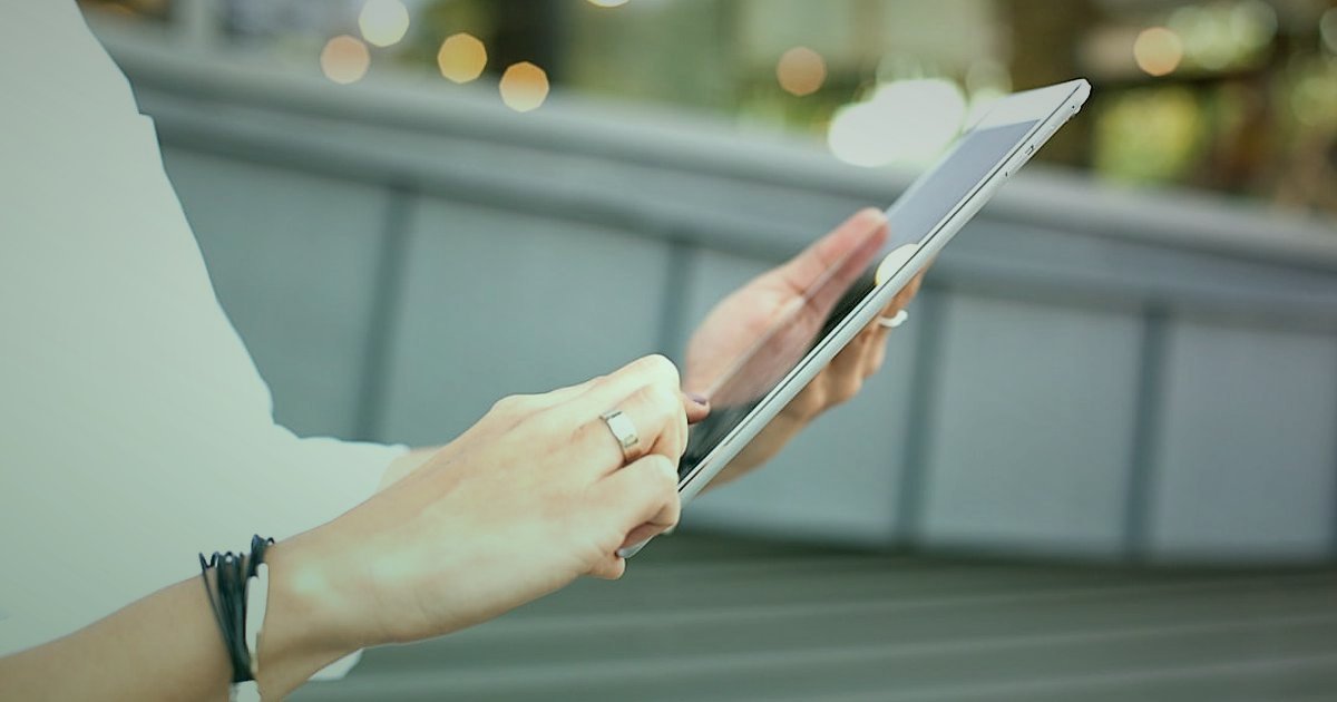 Dropshipping Sitesi Kurulumu 2026: Başlangıçtan Zirveye Kârlı Rehber - person comparing options on a digital tablet screen