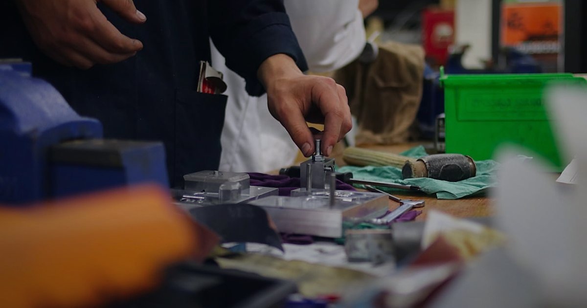 Dropshipping Sitesi Kurulumu 2026: Başlangıçtan Zirveye Kârlı Rehber - close-up of hands sorting through small product samples