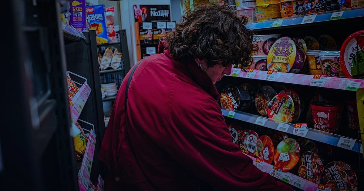 Dropshipping Sitesi Kurulumu 2026: Başlangıçtan Zirveye Kârlı Rehber - person arranging various product display shelves in a retail store