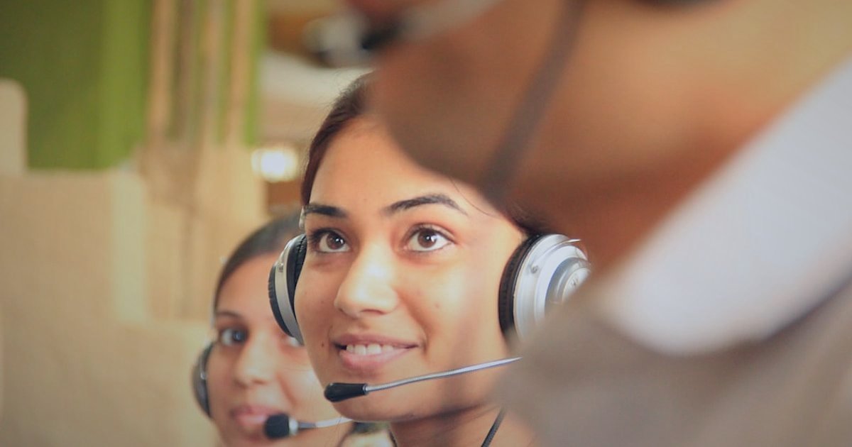 Dropshipping Sitesi Kurulumu 2026: Başlangıçtan Zirveye Kârlı Rehber - customer service representative smiling on the phone headset