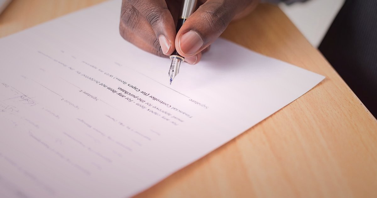 Dropshipping Sitesi Kurulumu 2026: Başlangıçtan Zirveye Kârlı Rehber - person signing a document with a pen