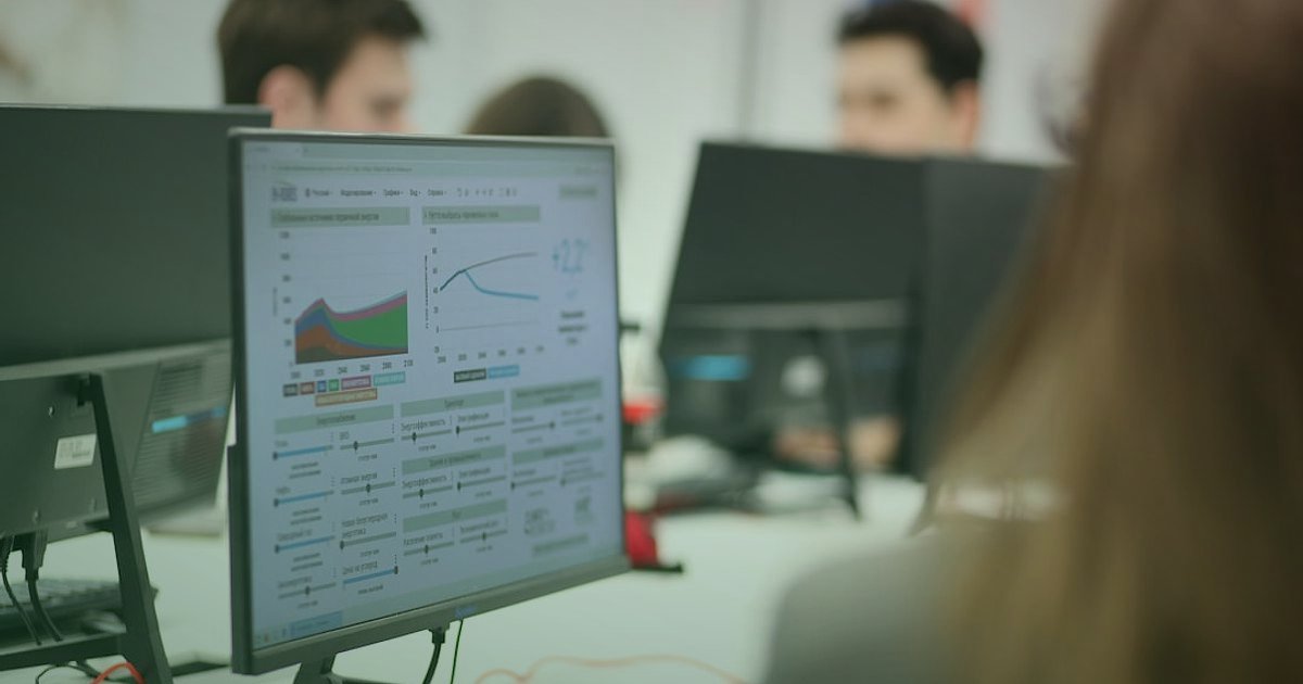 Dropshipping Stratejileri 2026: Rekabette Öne Çıkmanın İleri Seviye Yolları - Woman analyzing financial charts on multiple computer screens