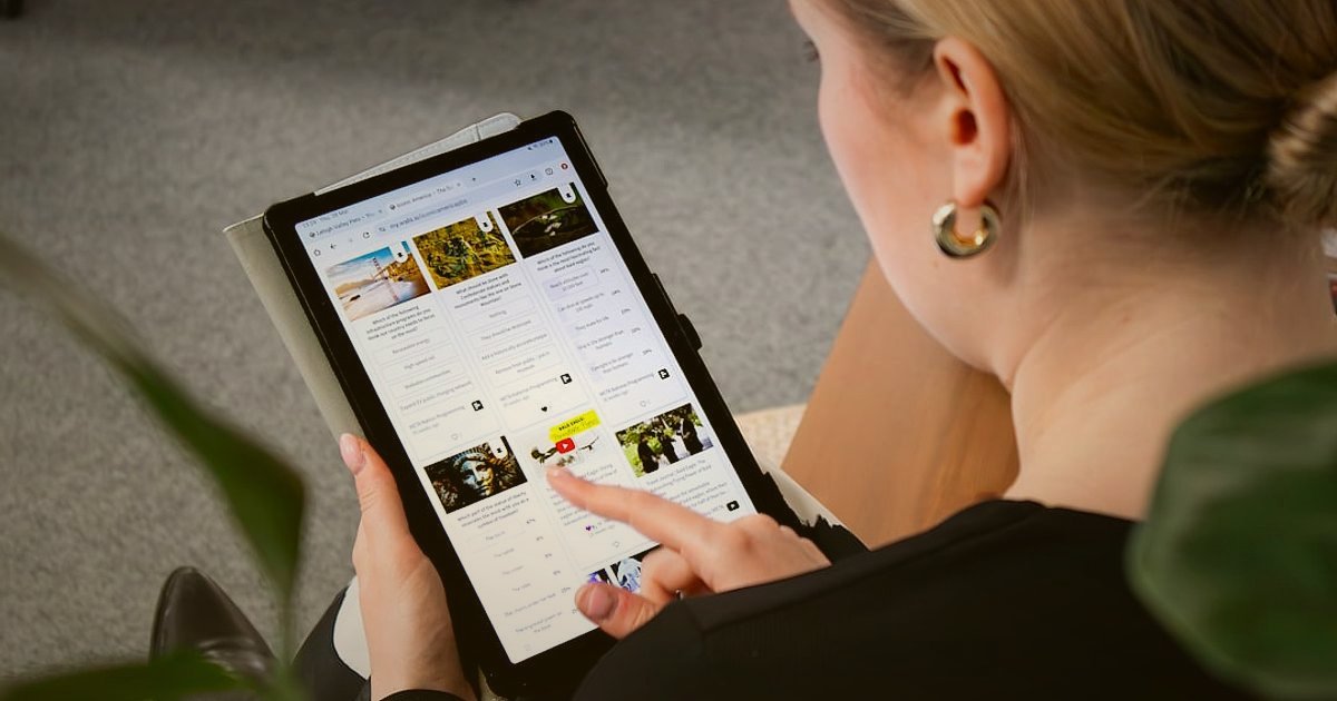 Dropshipping Stratejileri 2026: Rekabette Öne Çıkmanın İleri Seviye Yolları - Woman browsing niche product catalog on tablet computer