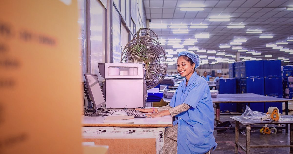 Dropshipping Stratejileri 2026: Rekabette Öne Çıkmanın İleri Seviye Yolları - Warehouse worker scanning package barcodes with handheld scanner
