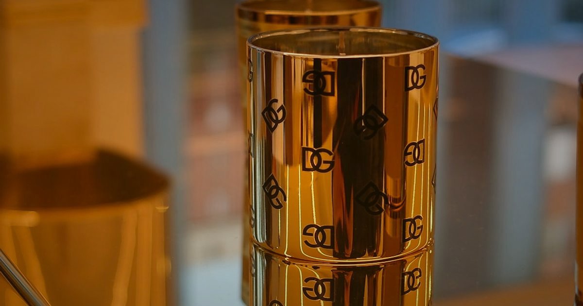 Dropshipping Stratejileri 2026: Rekabette Öne Çıkmanın İleri Seviye Yolları - Elegant product packaging with branded logo on a clean surface