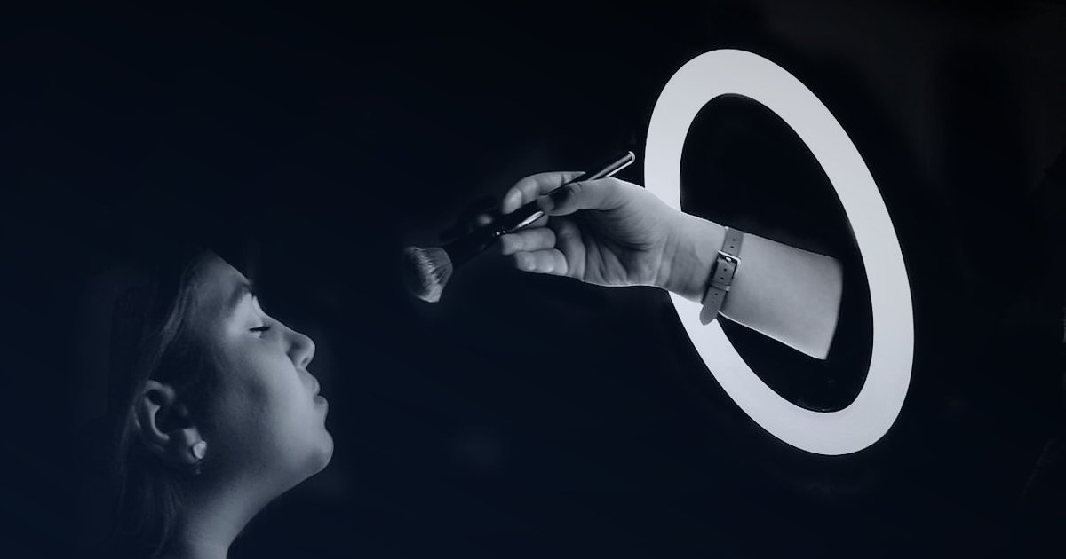 Dropshipping Stratejileri 2026: Rekabette Öne Çıkmanın İleri Seviye Yolları - Person creating social media content with smartphone and ring light