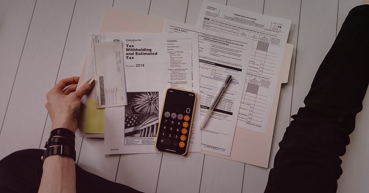 Dropshipping Stratejileri 2026: Rekabette Öne Çıkmanın İleri Seviye Yolları - Person calculating with calculator and financial documents