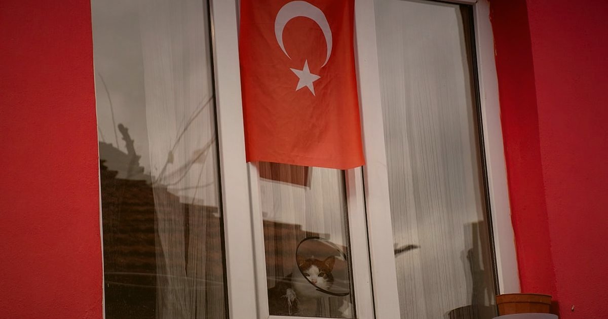 Dropshipping Stratejileri 2026: Rekabette Öne Çıkmanın İleri Seviye Yolları - Turkish flag with legal documents and magnifying glass