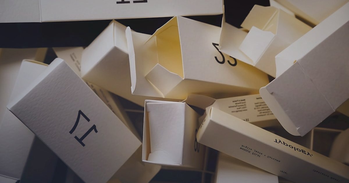 Dropshipping Stratejileri 2026: Rekabette Öne Çıkmanın İleri Seviye Yolları - person inspecting quality control stamps on product boxes