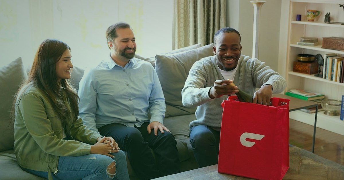 Dropshipping Stratejileri 2026: Rekabette Öne Çıkmanın İleri Seviye Yolları - diverse group of happy customers unboxing products