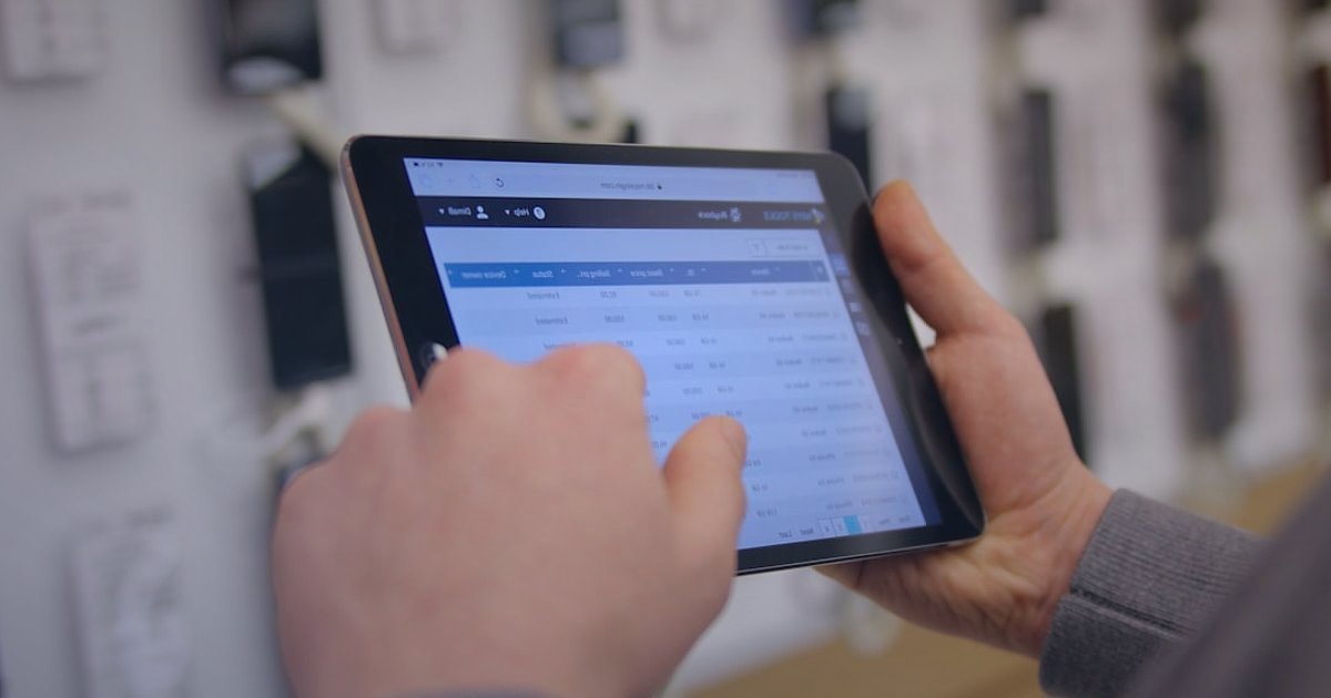 Dropshipping Stratejileri 2026: Rekabette Öne Çıkmanın İleri Seviye Yolları - person using a tablet to manage multiple online store dashboards