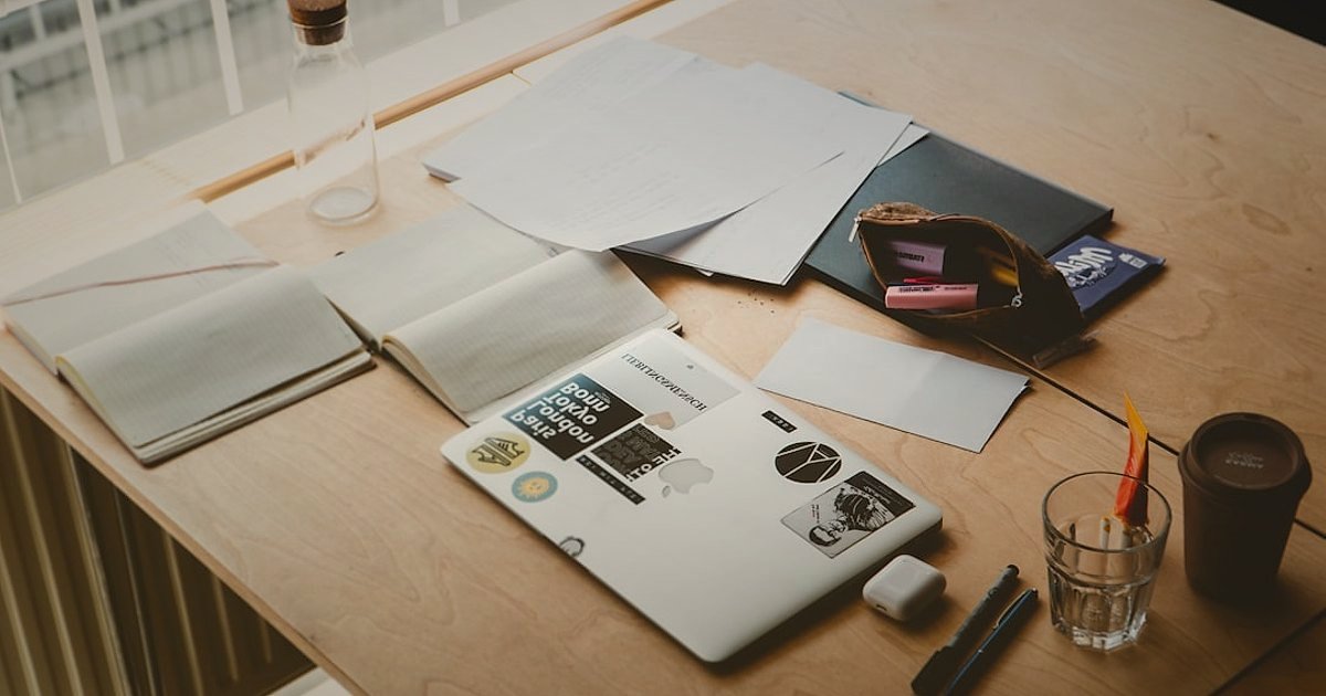 Dropshipping Stratejileri 2026: Rekabette Öne Çıkmanın İleri Seviye Yolları - legal documents and compliance stamps on a desk