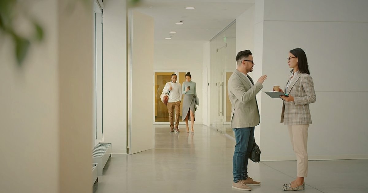 Dropshipping Tedarikçileri 2026: Güvenilir Partnerlerle Karlı Başlangıç Rehberi - two business people shaking hands over a contract in a modern office