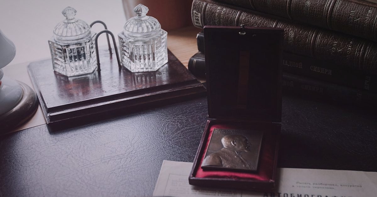 Dropshipping Tedarikçileri 2026: Güvenilir Partnerlerle Karlı Başlangıç Rehberi - legal document with a magnifying glass on a desk