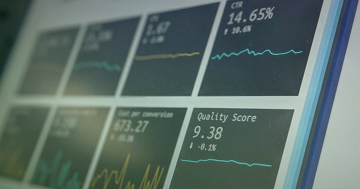 Dropshipping Trendleri 2026: Stoksuz Satışta Yeni Fırsatlar - AI algorithm analyzing market data charts