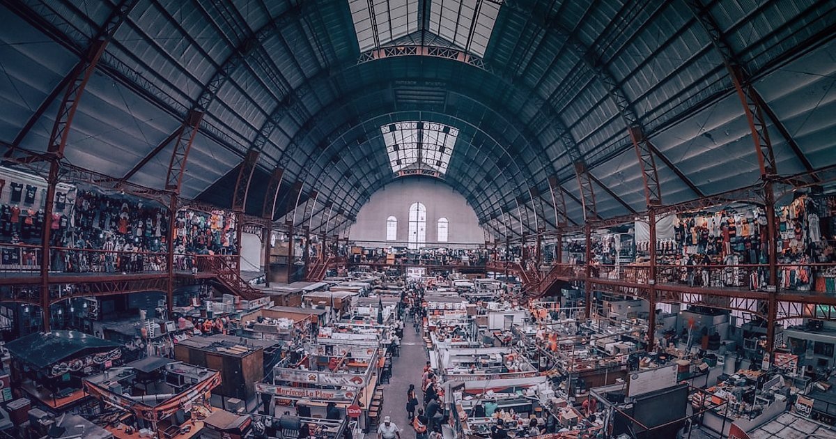 Dropshipping Türkiye Siteleri 2026: En İyi Platformlar ve Başarı Rehberi - aerial view bustling e-commerce warehouse interior