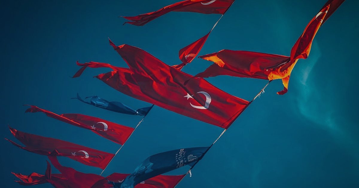 Dropshipping Türkiye Siteleri 2026: En İyi Platformlar ve Başarı Rehberi - Turkish flag superimposed on digital network connections