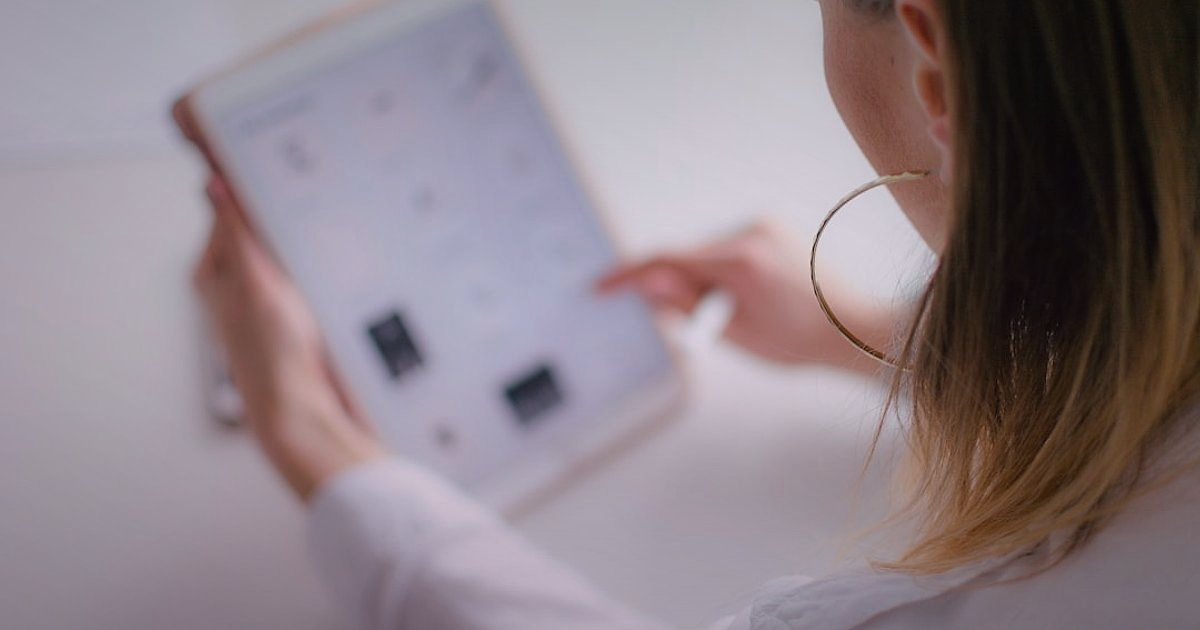 Dropshipping Türkiye Siteleri 2026: En İyi Platformlar ve Başarı Rehberi - person selecting items from a digital product catalog on a tablet