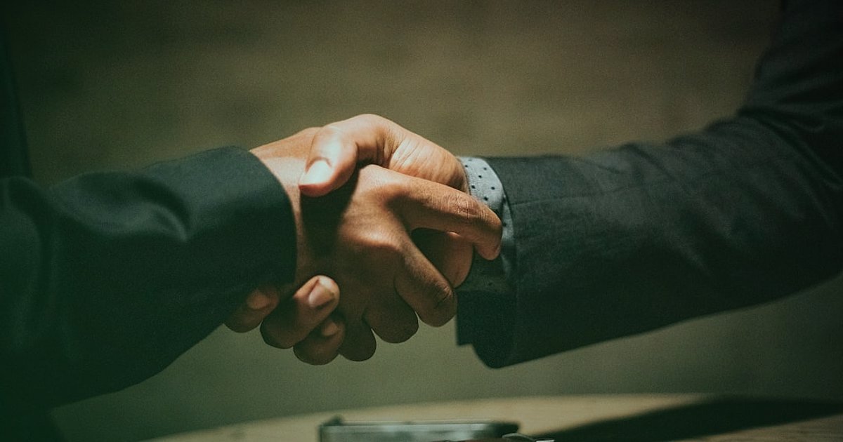 Dropshipping Türkiye Siteleri 2026: En İyi Platformlar ve Başarı Rehberi - hands exchanging a handshake over a table with product samples