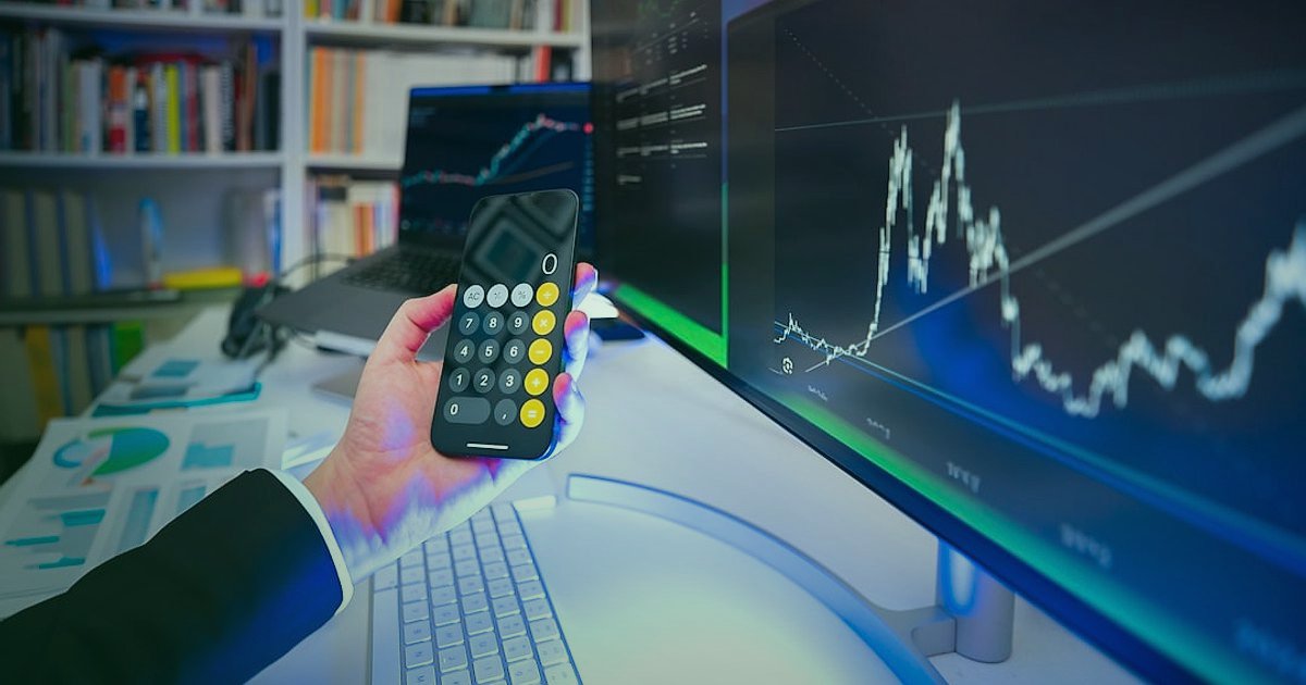 Dropshipping Türkiye Siteleri 2026: En İyi Platformlar ve Başarı Rehberi - person analyzing graphs and charts on a computer screen