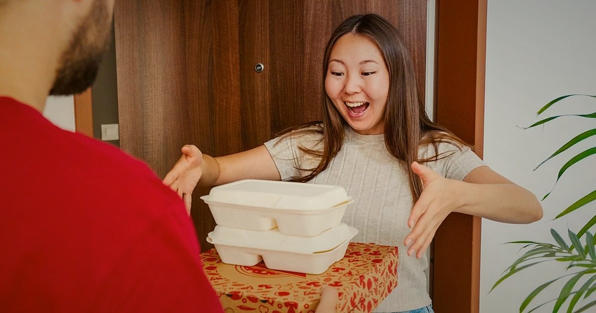 Dropshipping Türkiye Siteleri 2026: En İyi Platformlar ve Başarı Rehberi - delivery person handing a package to a customer at their doorstep