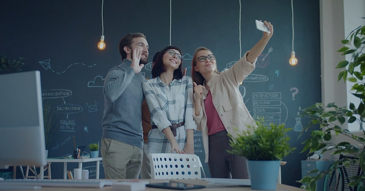 Dropshipping Türkiye Siteleri 2026: En İyi Platformlar ve Başarı Rehberi - smiling diverse group of people celebrating success in a modern office