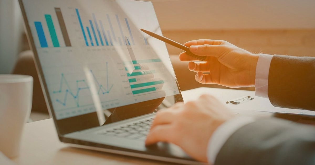 Dropshipping Ürün Bulma 2026: Kârlı Nişleri Keşfetme Rehberi - businessman analyzing market data charts screen
