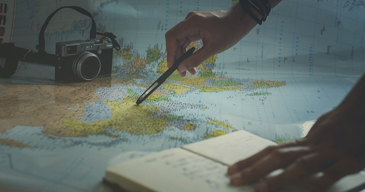 Dropshipping Ürün Bulma 2026: Kârlı Nişleri Keşfetme Rehberi - person magnifying glass over world map trends